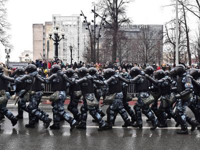 Митинг в поддержку политика Алексея Навального на Пушкинской площади 23 января. Сотрудники Росгвардии во время митинга в оцеплении. Фото:  Игорь Иванко/Коммерсант