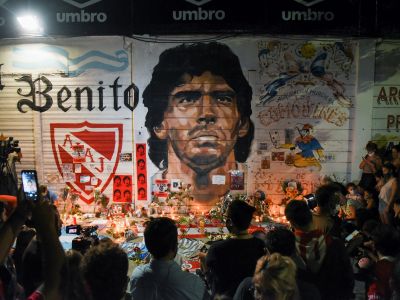 Портрет Диего Армандо Марадоны возле стадиона в Буэнос-Айресе. Фото: Martin Villar / Reuters