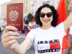Женщина демонстрирует паспорт СССР. Фото: Эмин Джафаров / Коммерсант