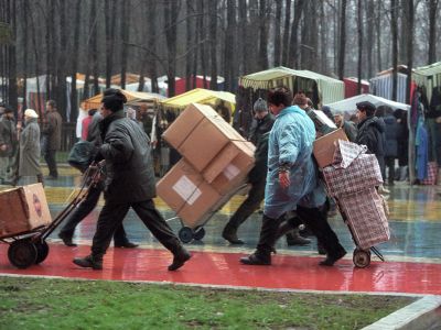 "Челноки", 1990-е. Фото: lenta.ru