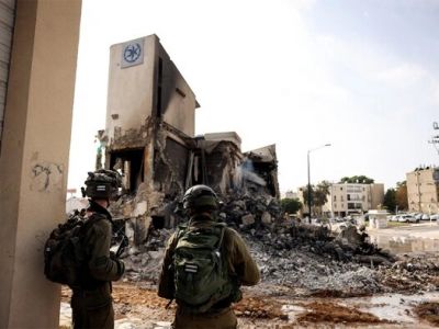 Израильские военные у разрушенного полицейского участка в городе Сдерот. Фото: Ronen Zvulun / Reuters