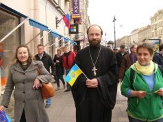 Николай Савченко (в центре). Фото: страница священника во 